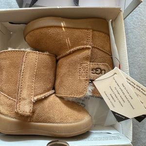 NWT Keenan Ugg baby booties size 2/3